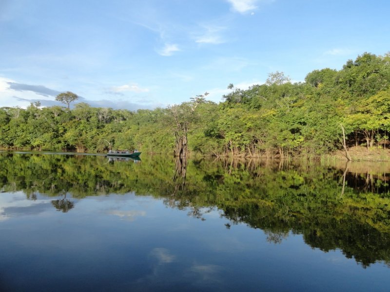 Passeio de canoa nos arredores do hotel.