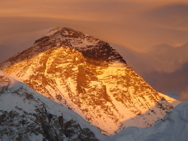 Everest ao pôr do sol