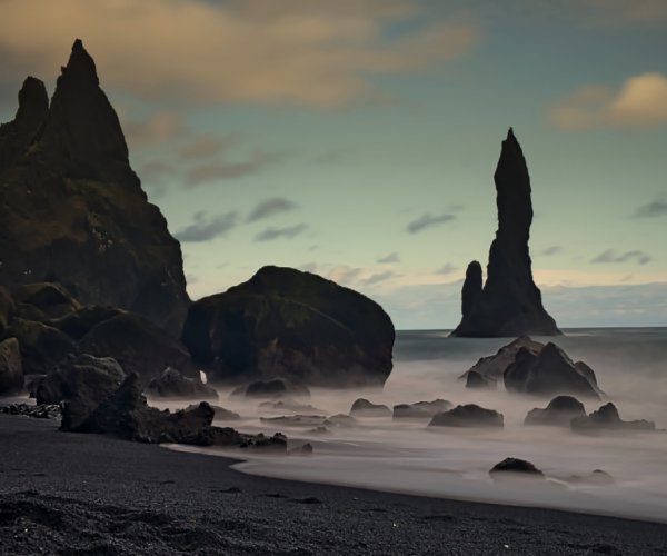 Praia de areias negras Reynsfjara