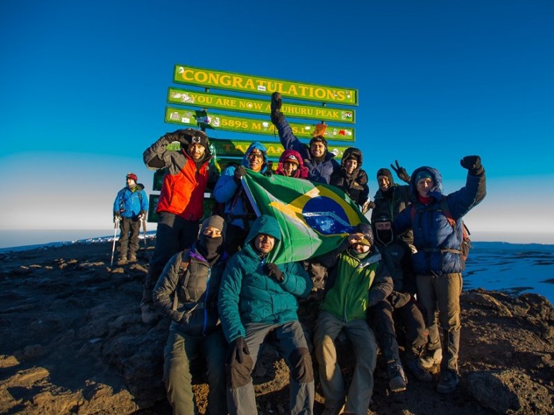 Grupo no Cume do Kilimanjaro